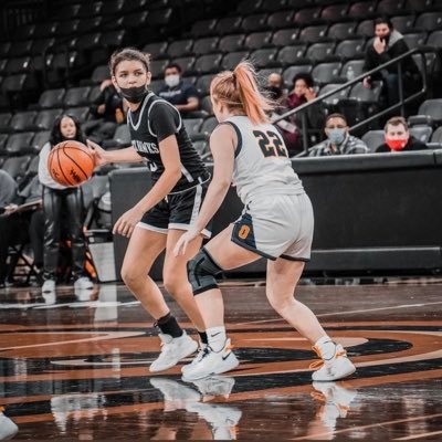 17u Lady Playmakers •Bloomfieldhills 2022• 5’7• 135 W• 3.5 GPA• PG•SG