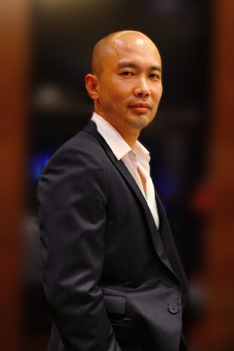 一名寂寂無名的打工仔,藉着正面思維、忠誠,再加一點努力,現時是香港四家上市企業的高層員工,分別擔任主席或董事總經理。著有勵志書《上流力》。