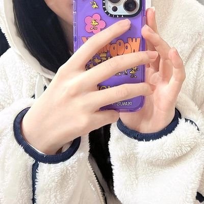 ivesnatch's profile picture. Yujin's hand fans