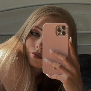 _Ins_dtr's profile picture. Inès
32ans
Rennes 
Coiffeuse 💇‍♀️                 
Ses derniers temps je ne suis pas très bien niveau argent donc je vend des nudes. Venez pv si intéressé 😘❤️