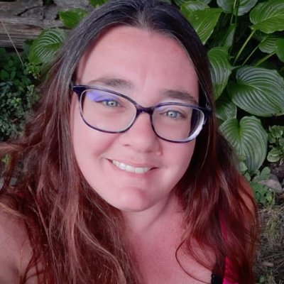 Small Town Girl, Graphic Designer, Project Manager & Boy Mom, lover of beaches, gardening, kayaking, baking, Kittens & hot pink & blue. Proud Canadian