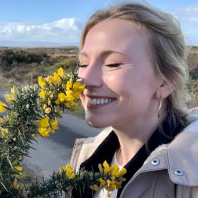 Gaeilgeoir 🌻Craoltóir 📽️ Scríbhneoir ✍️ #BláthannaFiáine enthusiast 🌸 Retweeter of wholesome content ✨ Bláthanna Fiáine Wildflower Walks Inis Meáin 🌿.