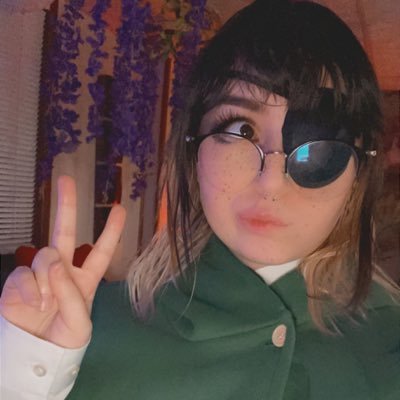 24 | casual streamer (queenbeans),  cosplayer, and artist (◡︿◡✿)