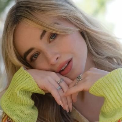 sabbysfluff_'s profile picture. 🦋 ups & downs of my emotions. but doesnt represent my whole life. 
- also she fanpage ♡