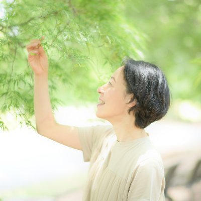 赤ちゃん～成人式・卒業式・結婚式の花嫁様まで人生の節目をお花で応援しています🌼ニューボーンフォト用のフラワーリース・成人式卒業式結婚式の髪飾り・ウェディングブーケはアーティフィシャルフラワー等で💐とてもおおらかに面白く成長してくれている14才娘は 特別支援学校に通っています👧