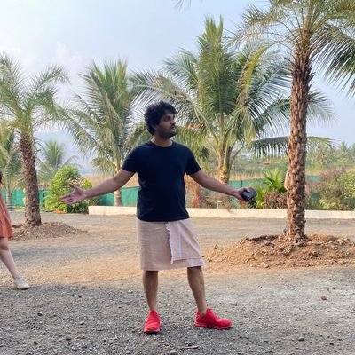 aspiring comedian, actor, jerk and music lover, a foodie who can eat another foodie :p