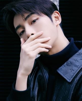 〖UNREAL〗董思成 1997 Zhejiang pride and also the one who is in charge of flexibility, the name is Dong Sicheng, you can call me Winwin. Affliated with WayV and NCT.