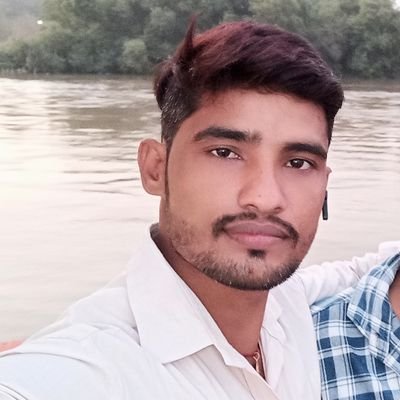 गुलाब मोहब्बत का पैगाम नहीं होता चांद चांदनी का प्यार सरे आम नहीं होता प्यार होता है मन की निर्मल भावनाओं से वर्ना यूं ही राधा-कृष्ण का नाम नहीं होता.....✏