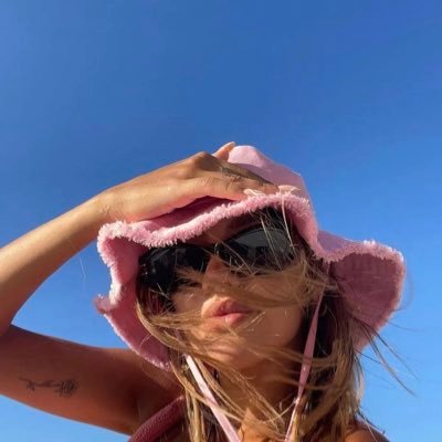 llolau's profile picture. follow bck