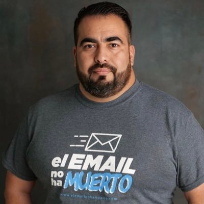 Mi nombre es Humberto y te ayudo a vender más con Email Marketing 📧 👇🏽 Escucha mi podcast.