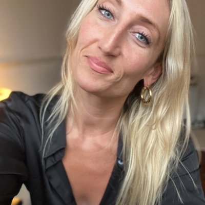 SarahTweetWoo's profile picture. Loves a vaccine