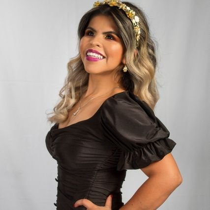 KariMosh's profile picture. ||Si fuera hombre, seguro sería DragQueen👑👠💅|| ✨Tiendo a ver el futuro 🔮pero no muy seguido🖤|| Ladrona de plátanos en casa ajena 🍌✨