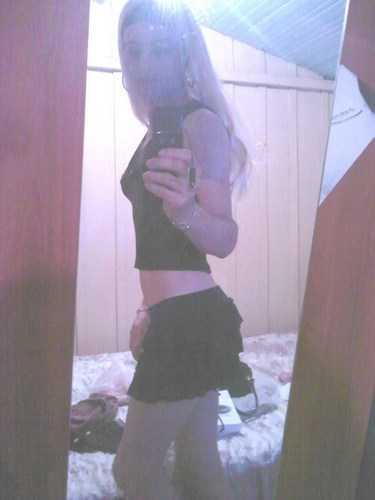 me visto de mulher, sou bem feminina,adoroo chupar rola e dar, tenho 20 anos,curto carinhas novos, faço tudo gratis...(MSN) ... duda.hot.2010@hotmail.com