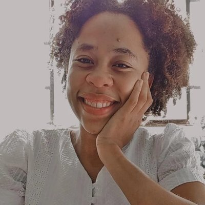 Professora de História, Mãe e Católica.