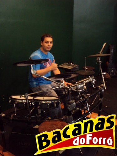 Sou um humilde e simples musico que procuro sempre superar meus objetivos e viver a vida como tem que se viver.Baterista do Bacanas do forró ex aluno EMUFRN