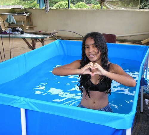 Sou uma pessoas aberta...falo tudo o que penso...Sou FLAMENGUISTA, extrovertida gosto de farra!Sou sincera... e ... FELIZ....