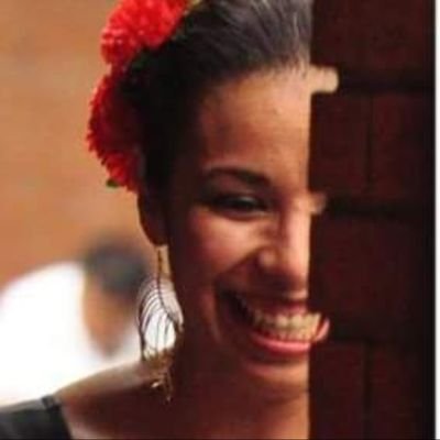 Psicoterapeuta, Docente, Aprendiz de fotografía y cocina, apasionada de la lectura y las tvseries, Retwitteadora profesional y esposa del Sr. Ramos.