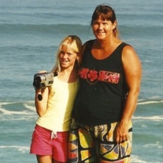 Here to support the AMAZING Bethany Hamilton. we follow back!(: so follow if Bethany inspires you!