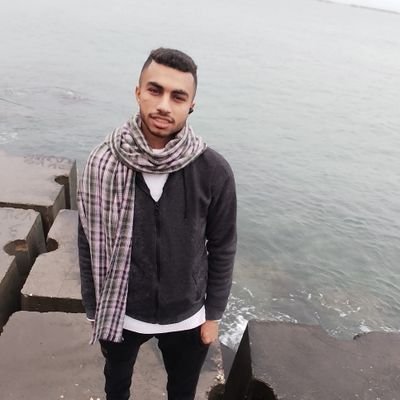 يقول مبرراً لحبّه:
“كانت عيناها اعمق من ان انظر إليها وامضي