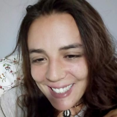 Me hace especial mi risa, no me gusta la tristeza porque es cancerígena. Ni la envidia. Me gusta leer, escribir y estar tranquila.☺️👌