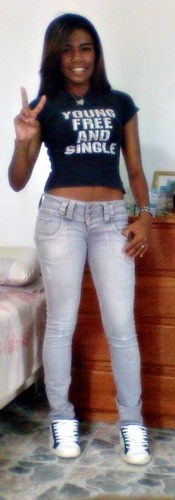 Carinhosa , amorosa , conselheira , amiga , irmã , meiga , sorridente , zuadeira , divertida , ódeio falsidade , gosto de dança , adoro reggaes (: , enfim !