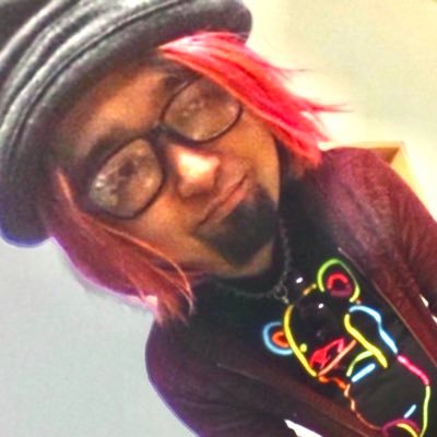 株式会社ハクテク(hacktech inc.) 代表取締役CEO。トレードマークは赤い頭にピンクの変な髪型。移動は車。車は白いMAZDAのロードスター。相棒はオカメインコのゆずさん🐥