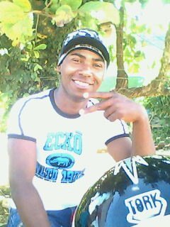 alguns mee chamam de louko!!!
mas louko eu naum sou!!
sóh faço valer apena cada segundo da minha vida!!!!