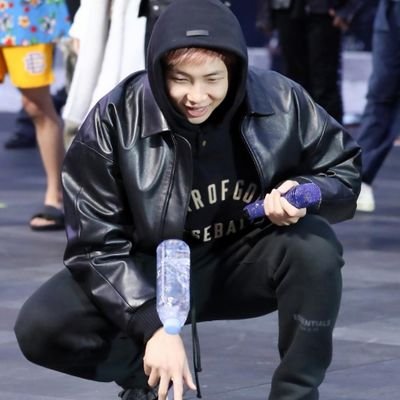 Merhaba ben bir BTS hayranıyım ARMY olmayı seviyorum
BTS Forever💜💜💜