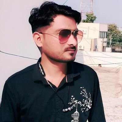 DineshVaran11's profile picture. वहां भी रोक लिया खुद को,
जहां चुप नहीं रहना था !!