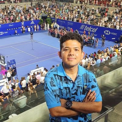 Arquitecto. Apasionado del Fútbol y amante del Tenis; Federista por convicción y Americanista de nacimiento; Madridista de corazón.