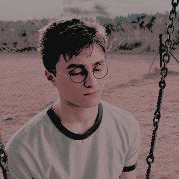 BOYWHOLIVEDXX's profile picture. "ᴡᴇ'ᴠᴇ ɢᴏᴛ ᴏɴᴇ ᴛʜɪɴɢ ᴛʜᴀᴛ ᴠᴏʟᴅᴇᴍᴏʀᴛ ᴅᴏᴇꜱɴ'ᴛ ʜᴀᴠᴇ, ꜱᴏᴍᴇᴛʜɪɴɢ ᴡᴏʀᴛʜ ꜰɪɢʜᴛɪɴɢ ꜰᴏʀ."/ A portrayal of Harry James Potter from the Harry Potter franchise.