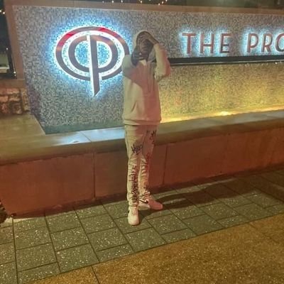 Single 
Girls if u fine asf and want yo pussy ate from the back hit me up