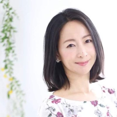 お肌のことを考えて薬膳に行き着き、上海中医薬大学日本校で薬膳と中医学を学ぶ。中医薬膳指導士、国際中医師の資格を取得。上海・北京滞在を経て辻調理師専門学校、エコール辻日本料理修了。毎日続けられるおいしい薬膳を目指す。薬膳研究家。中日字幕翻訳者。