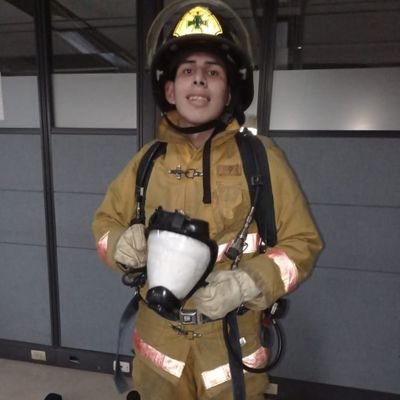 Jesus Rodríguez un futuro bombero voluntario del Distrito Capital de venezuela orgulloso bombero de caracas