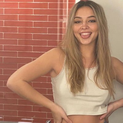 astridgarber's profile picture. Solo vine para hablar de libros y Joana *. ⋆ ⋆·˚ ༘