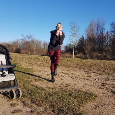 Kleine durchgeknallte Hexe mit Lifestyle einer Punkerin. Leider vernünftiger geworden durch meine kleine Minihexe
