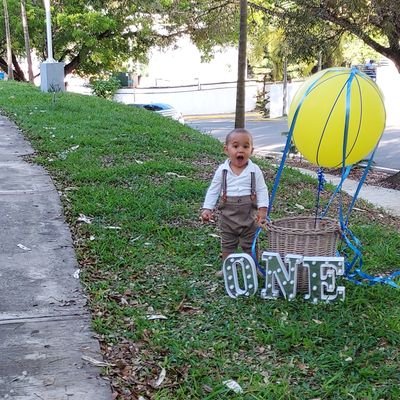 Un chico cariñoso, amable y me gusta ayudar a los demas.