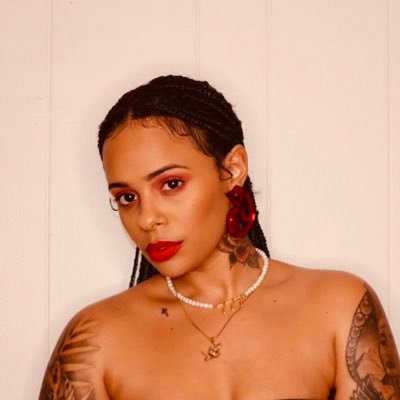 One of them I like art type girls. Visual artist/Resin artist. Divine Feminine ✨