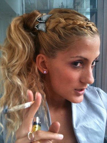 en esta vida solo necesito---
- sexo 
,-cariño 
-y muxoooo plaacer con humo...lo demas de brille mi luna llena y benosa...