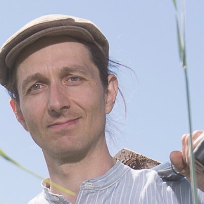 Maan viljelijä ja -parantaja, tutkija. Regenerative Farmer. Tyynelän tila, Soilfood Oy, Helsingin yliopisto, Carbon Action, Silva ry, Maanviljelijän tietobaari.