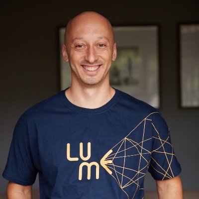 Husband, father of two girls, entrepreneur at Lume, working hard with SEO and Google Analytics. Love travel, sports and good stories.