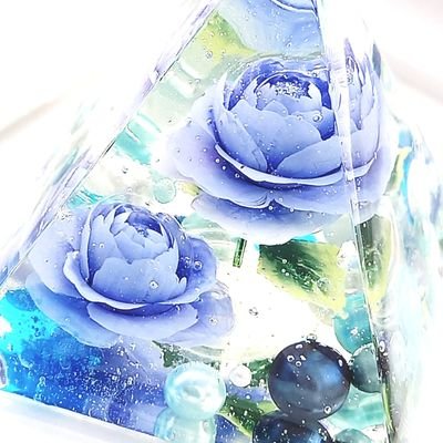レジンに立体的に絵を描くレジンアートペイント作家☆
レジンペイント歴15年
レジンに花や風景を描いています☆作品の模倣(特に代表作であるピラミッド型使用の風景・薔薇・散歩道・広がる幻想世界、金魚バングルの類似デザイン)、無断転載禁止☆
#ターナーHMアンバサダー