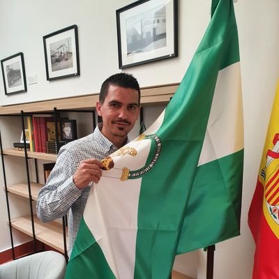 37 años socio de mi Sevilla F.C. Sevillano macareno. Experto en Semana Santa, Feria de Sevilla y carnaval de Cádiz