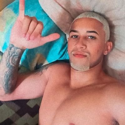 Um brinde aos nossos defeitos, porque nossas qualidades ninguém se importa mesmo 🍻