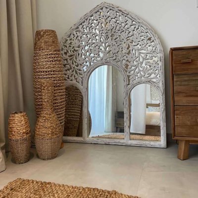 عش مُحاطاً بتلك الأشياء التي لا تعرف الأذى وتجعل منك إنساناً رائع وتأكد انك تستحق”