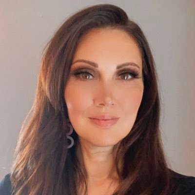 YellowPenPress's profile picture. Artist 🎨 Writer 📖 Teacher 🖌 I believe art should be accessible. I believe in sharing everything that I’ve learned and I believe in living a creative life.