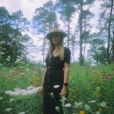 Dreaming of just, sustainable, convivial futures. One of the organisms @superorganism__. MDes @OCADU_SFI alumna. I like bikes, weaving, and fungi. She/her.