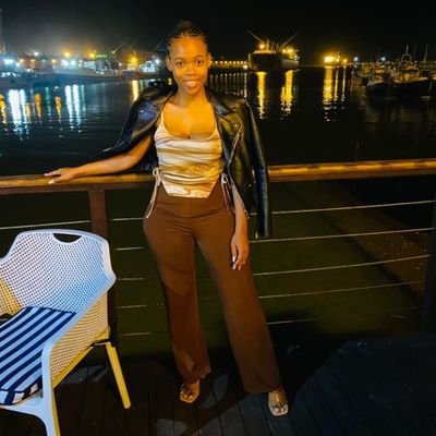 ::Sagittarius ♐
::Communication student📚 @UFH
IG: emihle_mapelana