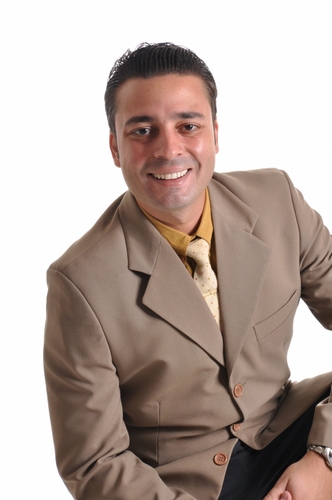 Léo Pereira; é Jornalista Profissional Diplomado pela Universidade Presbiteriana Mackenzie - São Paulo, Professor Universitário, Locutor e Mestre de Cerimônias.