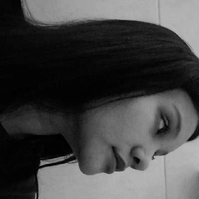 La poesía me atrae , me lleva a mundos inexplicables , me hace sentir bien aun que sea un desastre🥀